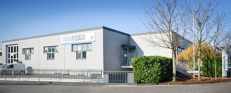 Graues Gebäude mit INKOVIDEO Schild. INKOVIDEO